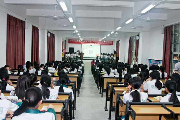 學(xué)法懂法，助力健康成長(zhǎng)”少女法律知識(shí)競(jìng)賽在平潭中學(xué)舉行